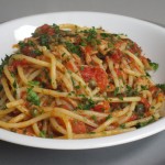 Spaghetti alla marinara con tonno e capperi