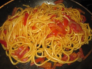 Spaghetti alla chitarra al sugo vegetariano all'ortolana