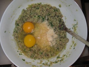 Preparazione del ripieno per le zucchine