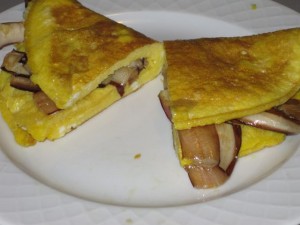 omelette ripiena con radicchio e parmigiano
