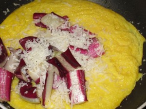 omelette ripiena con radicchio e parmigiano