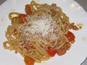 pici alla salsiccia con pomodorini