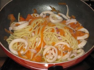 spaghetti calamari e carote