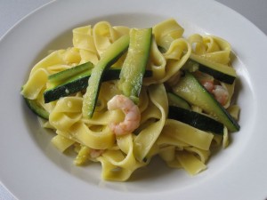 piatto di tagliatelle zucchine e gamberetti