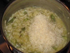 mantecatura del risotto agli asparagi