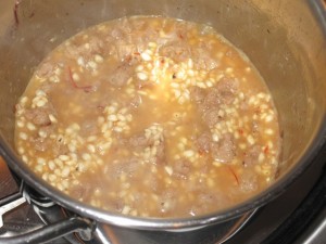 cottura del risotto allo zafferano con salsiccia
