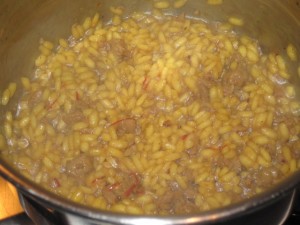 cotttura del risotto con salsiccia e zafferano