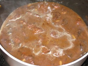 cottura dello spezzatino di maiale con le prugne