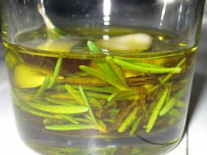 olio aromatizzato con aglio e rosmarino olio aromatizzato con aglio e rosmarino