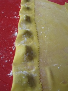 preparazione ravioli di salsiccia