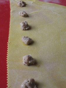 preparazione ravioli di salsiccia