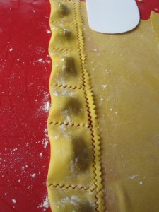 preparazione ravioli di salsiccia