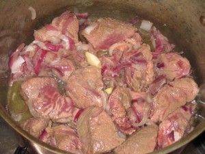 rosolatura della carne per il Gulasch