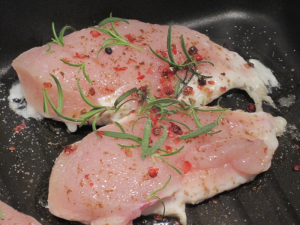 Pollo sulla griglia con pepe rosa e rosmarino