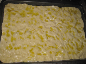 preparazione della focaccia all'olio