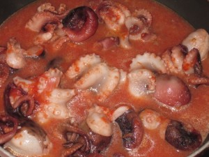 Moscardini in cottura con pomodoro